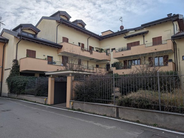 appartamento in vendita a Lainate in zona Barbaiana