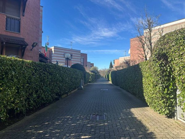 casa indipendente in vendita a Lainate in zona Barbaiana