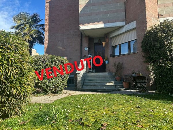 casa indipendente in vendita a Lainate in zona Barbaiana