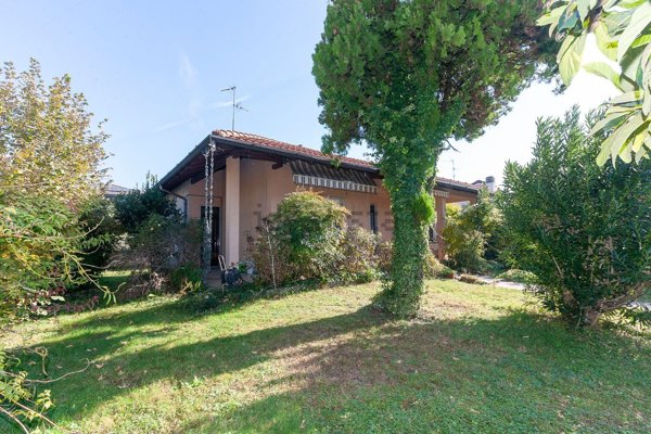 casa indipendente in vendita a Lainate