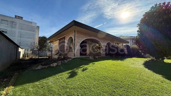 casa indipendente in vendita a Lainate