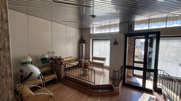 negozio in vendita a Lainate in zona Barbaiana