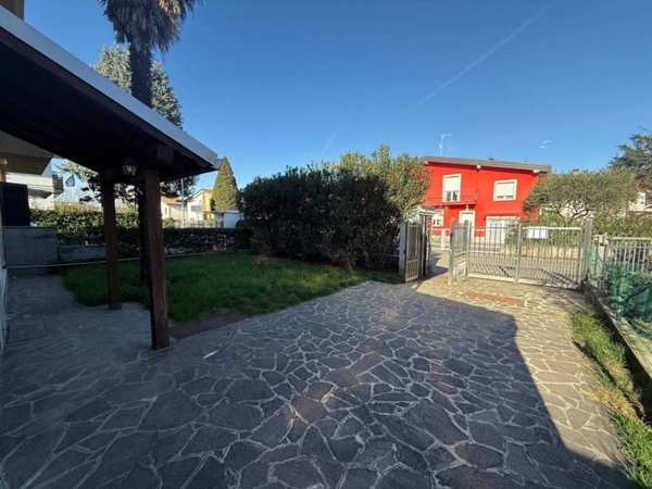 appartamento in vendita a Lainate in zona Barbaiana