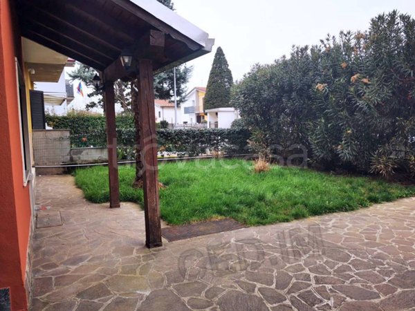 appartamento in vendita a Lainate in zona Barbaiana