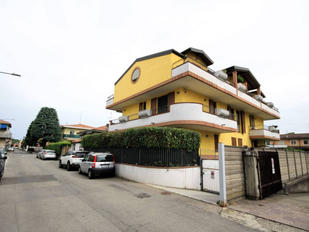 appartamento in vendita a Lainate in zona Barbaiana