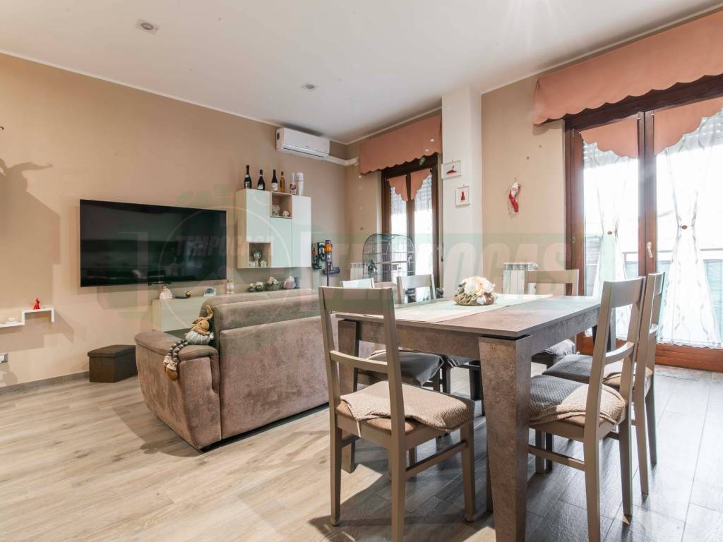 appartamento in vendita a Lainate in zona Barbaiana