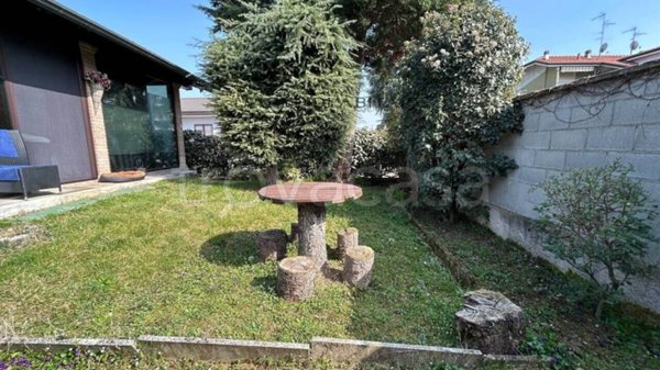 casa indipendente in vendita a Lainate