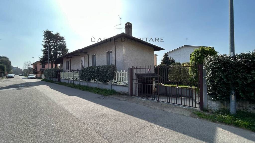 casa indipendente in vendita a Lainate