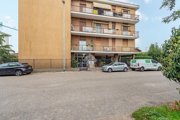 appartamento in vendita a Lainate in zona Barbaiana