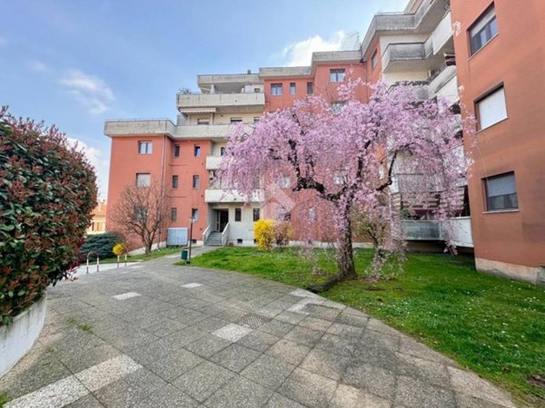 appartamento in vendita a Lainate in zona Barbaiana