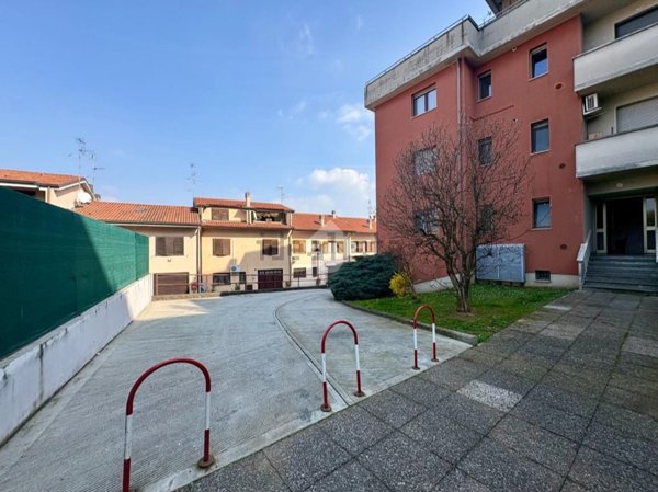 appartamento in vendita a Lainate in zona Barbaiana