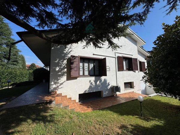 casa indipendente in vendita a Lainate