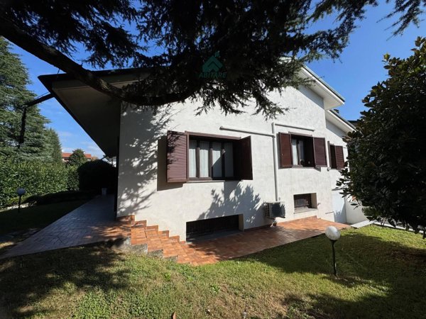 casa indipendente in vendita a Lainate in zona Barbaiana