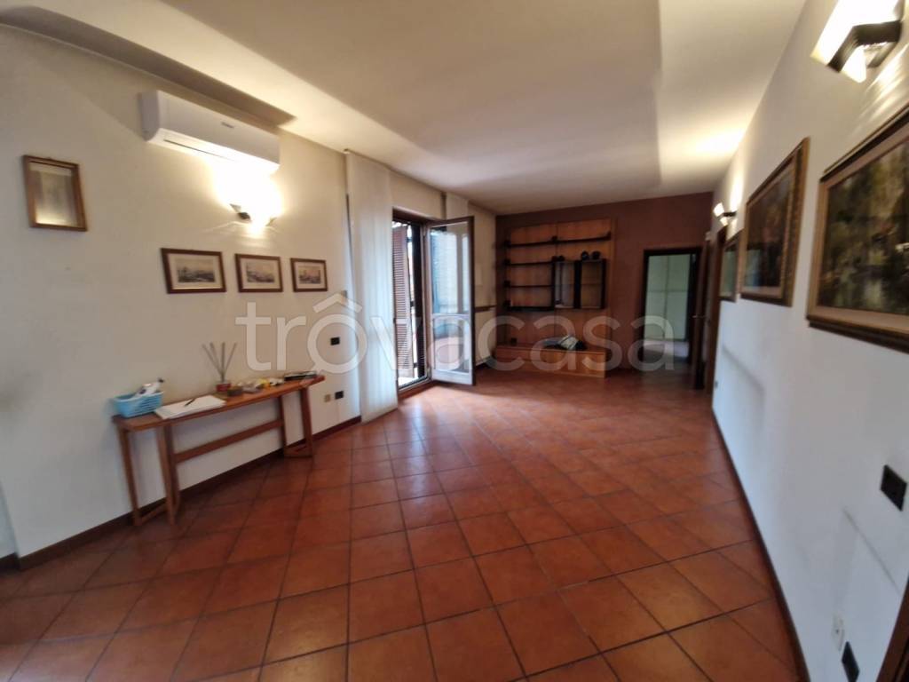 appartamento in vendita a Lainate in zona Barbaiana