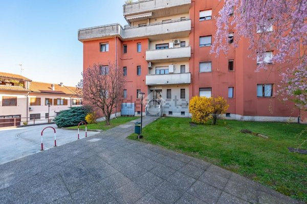 appartamento in vendita a Lainate in zona Barbaiana