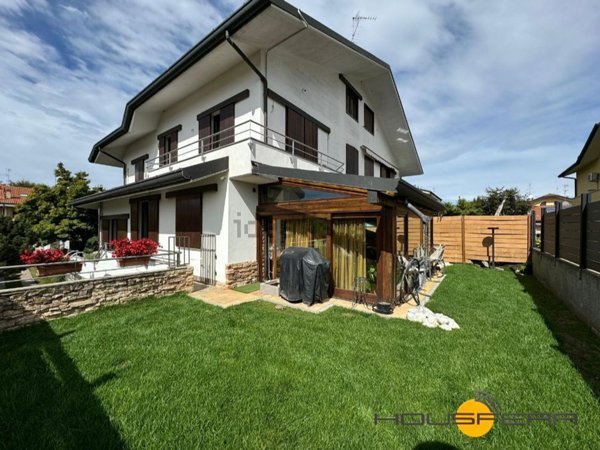 casa indipendente in vendita a Lainate in zona Barbaiana