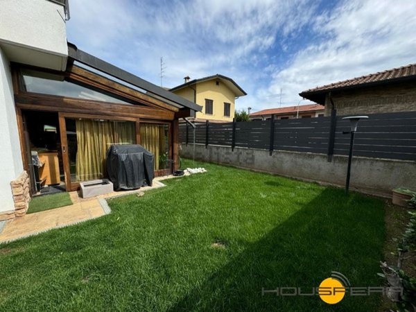 casa indipendente in vendita a Lainate in zona Barbaiana