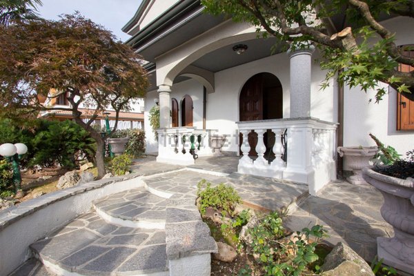 casa indipendente in vendita a Lainate in zona Pagliera