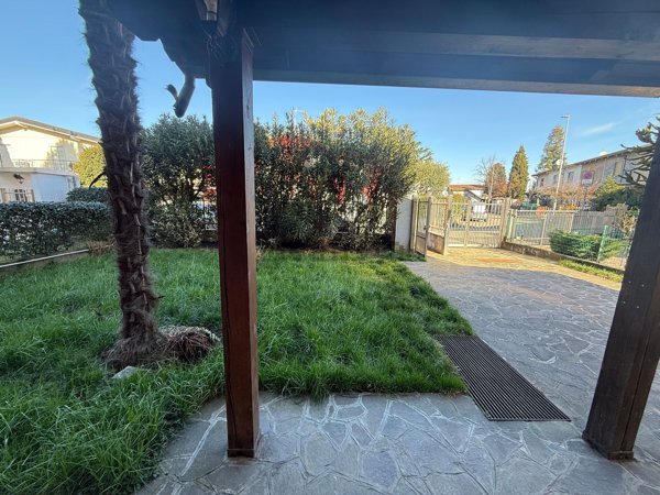 casa indipendente in vendita a Lainate in zona Barbaiana