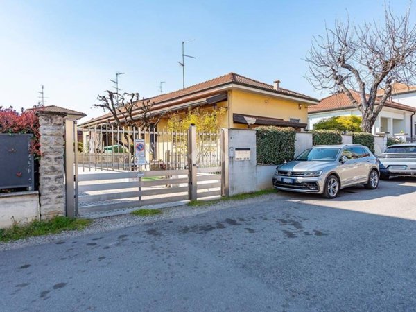 casa indipendente in vendita a Lainate