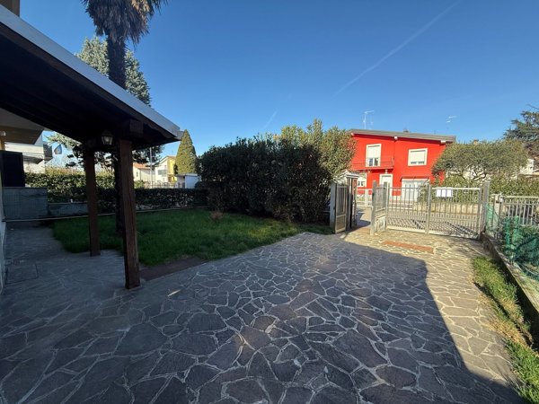 appartamento in vendita a Lainate in zona Barbaiana