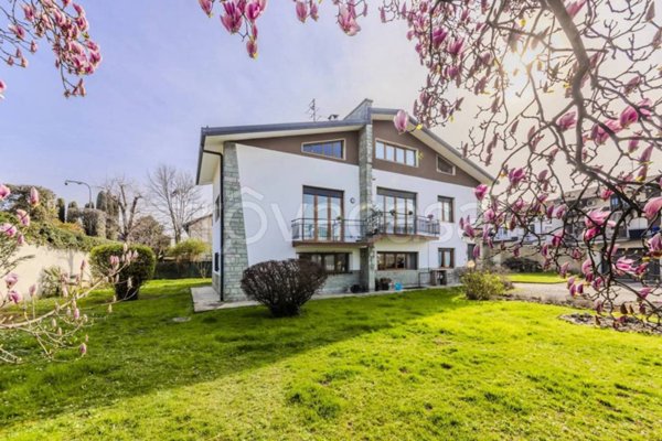 casa indipendente in vendita a Lainate