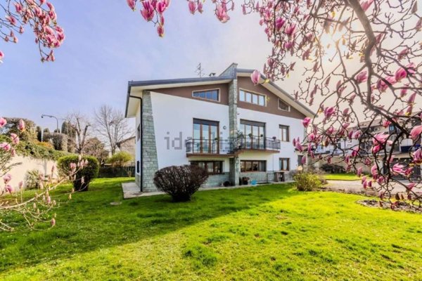 casa indipendente in vendita a Lainate