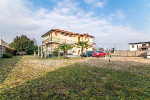 appartamento in vendita a Lainate in zona Barbaiana