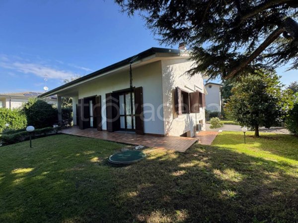 casa indipendente in vendita a Lainate