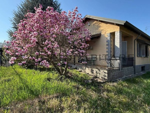casa indipendente in vendita a Lainate
