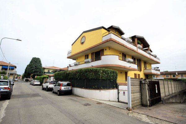 appartamento in vendita a Lainate in zona Barbaiana