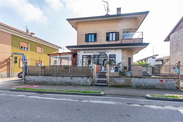 locale commerciale in vendita a Lainate in zona Pagliera