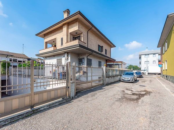 casa indipendente in vendita a Lainate in zona Pagliera