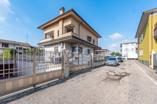 casa indipendente in vendita a Lainate in zona Pagliera