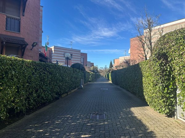 casa indipendente in vendita a Lainate in zona Barbaiana