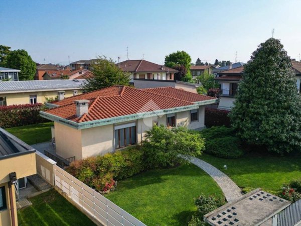 casa indipendente in vendita a Lainate