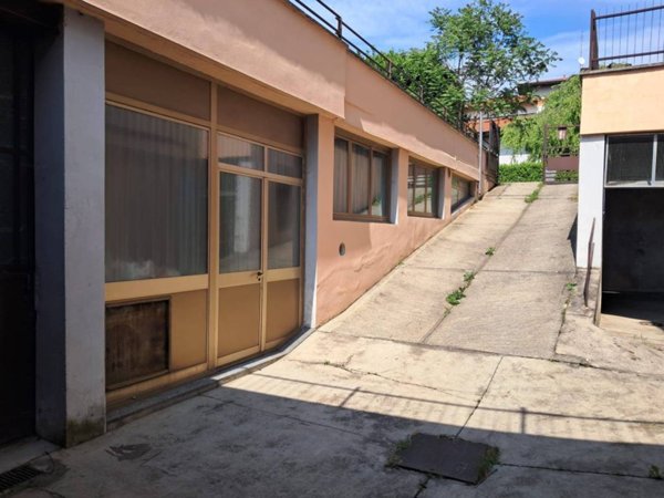locale commerciale in vendita a Lainate