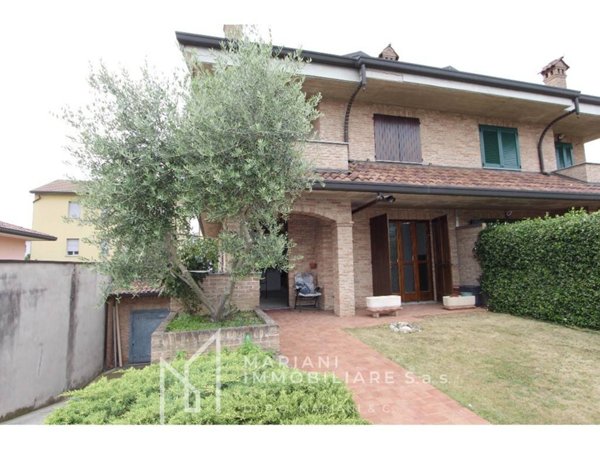 casa indipendente in vendita a Lainate in zona Pagliera