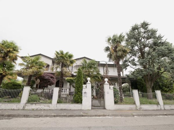 casa indipendente in vendita a Lainate in zona Pagliera