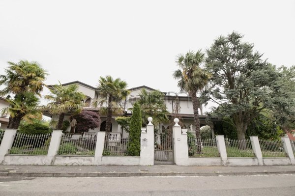 casa indipendente in vendita a Lainate in zona Pagliera