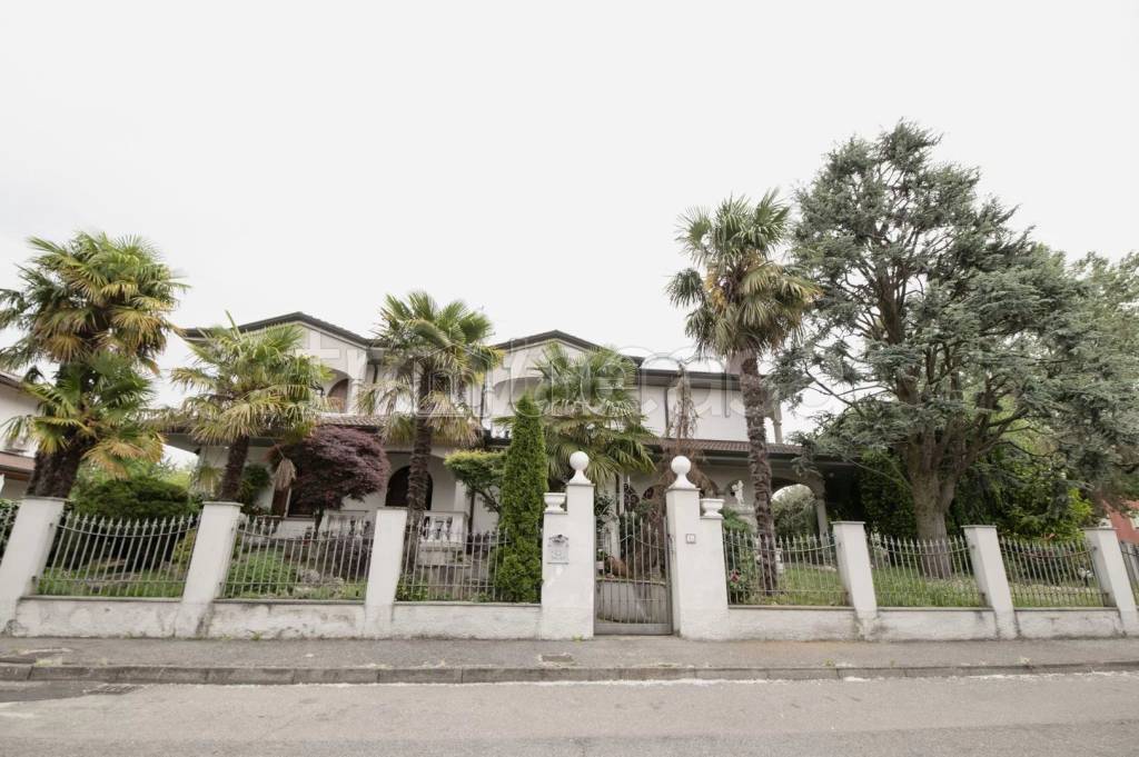 casa indipendente in vendita a Lainate in zona Pagliera
