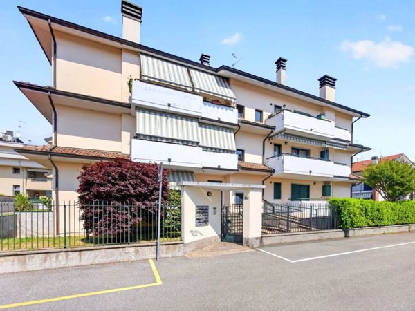 appartamento in vendita a Lainate in zona Barbaiana
