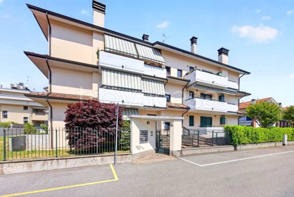 appartamento in vendita a Lainate in zona Barbaiana