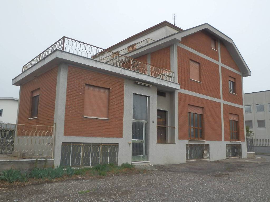 locale commerciale in vendita a Lainate
