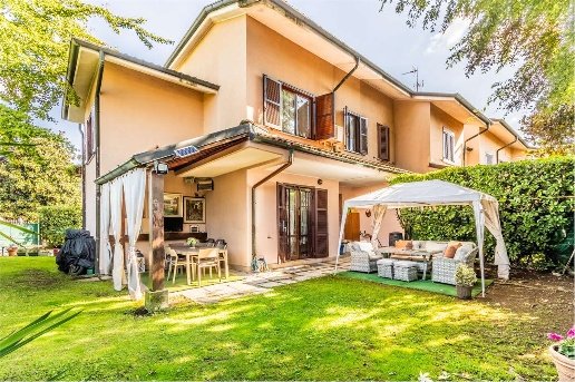 casa indipendente in vendita a Lainate in zona Barbaiana