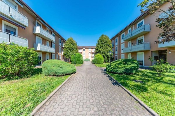 appartamento in vendita a Lainate in zona Barbaiana