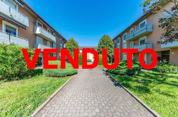 appartamento in vendita a Lainate in zona Barbaiana