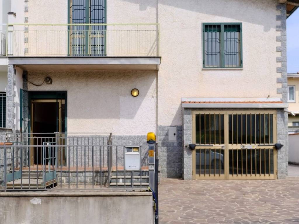 casa indipendente in vendita a Lainate in zona Barbaiana