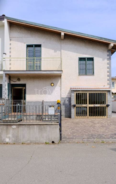 casa indipendente in vendita a Lainate in zona Barbaiana
