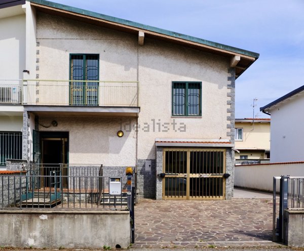 casa indipendente in vendita a Lainate in zona Barbaiana